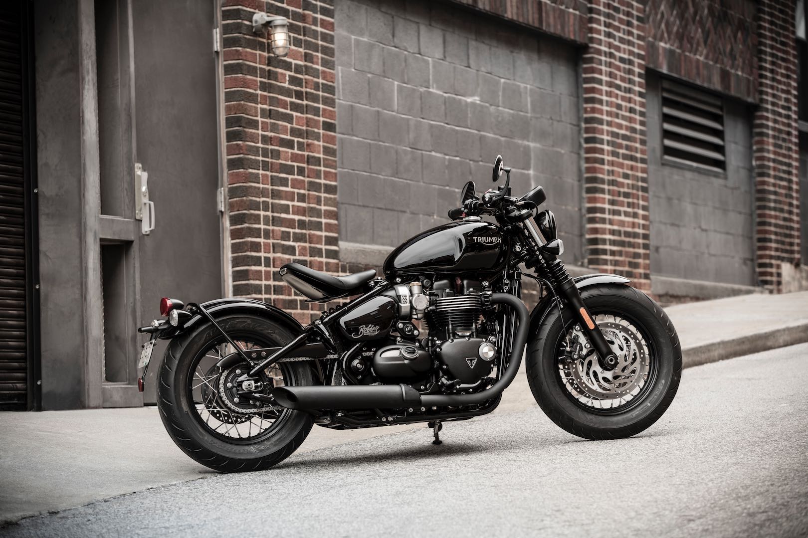 Triumph Bonneville Bobber Black 2018 cruiser custom Motos